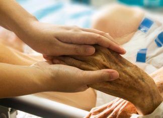 Eine Seniorin wird gepflegt. Foto: pixabay