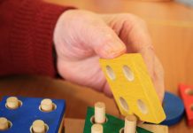 Menschen mit Demenz benötigen täglich Fürsorge. Foto: pixabay