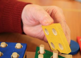 Menschen mit Demenz benötigen täglich Fürsorge. Foto: pixabay