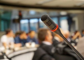Ein Mikrofon in einem Sitzungssaal. Foto: pixabay