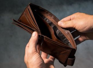 Ein Mann zeigt eine leere Geldbörse. Foto: pixabay