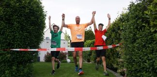 Stefan Juretzki mit seinen Söhnen Ben (r.) und Max beim Zieleinlauf, nachdem sie als Trio den run4ratingen-(Etappen-)Marathon absolviert haben. Foto: Juretzki