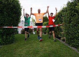 Stefan Juretzki mit seinen Söhnen Ben (r.) und Max beim Zieleinlauf, nachdem sie als Trio den run4ratingen-(Etappen-)Marathon absolviert haben. Foto: Juretzki
