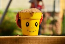 Ein Eimer mit Sand steht auf einem Spielplatz. Foto: pixabay