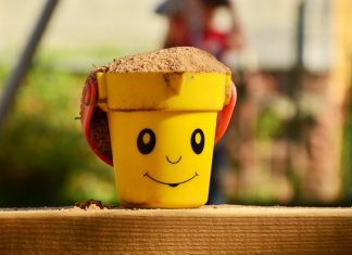 Ein Eimer mit Sand steht auf einem Spielplatz. Foto: pixabay