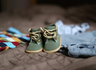 Kinderbekleidung liegt bereit. Foto: pixabay