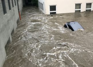 Der Starkregen vom 29. Mai 2018 ließ Bäche und die Wupper innerhalb von Minuten anschwellen. Das Foto zeigt den Mirker Bach, der einen Hinterhof überflutete und sogar Autos wegschwemmte. Foto: WSW