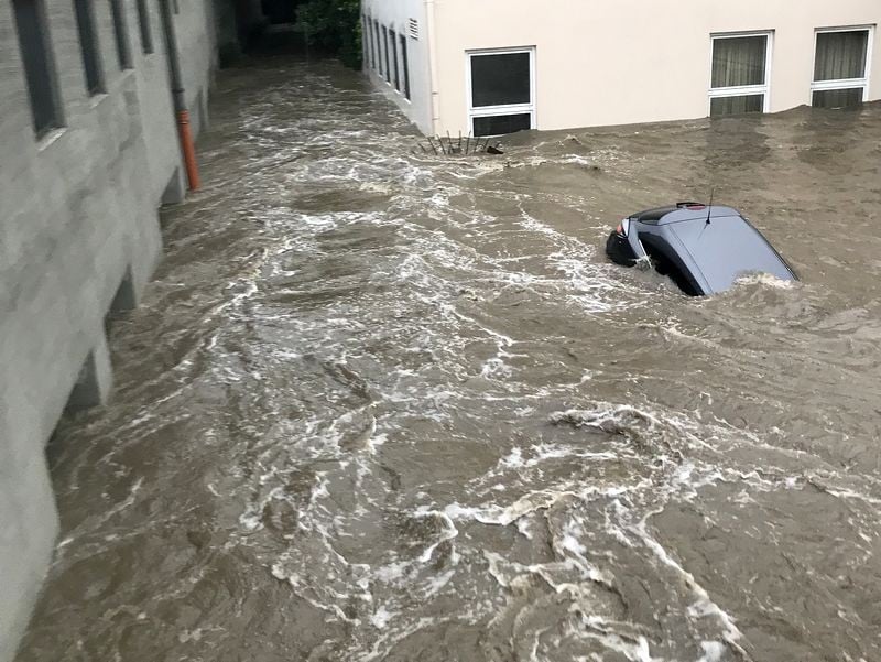 Der Starkregen vom 29. Mai 2018 ließ Bäche und die Wupper innerhalb von Minuten anschwellen. Das Foto zeigt den Mirker Bach, der einen Hinterhof überflutete und sogar Autos wegschwemmte. Foto: WSW