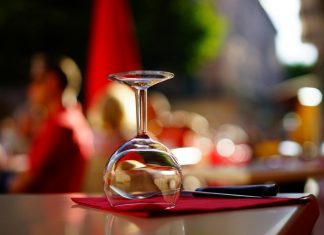 Gastronomen müssen in diesem Jahr keine Gebühr dafür zahlen, dass sie Tische und Stühle auf die Straße stellen. Foto: pixabay