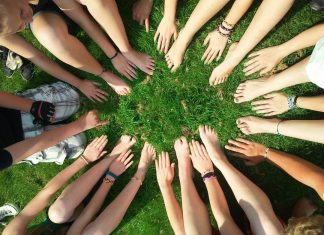 Bis zu zehn Personen dürfen sich im öffentlichen Raum treffen, sofern die Zurückverfolgbarkeit gewährleistet ist. Foto: pixabay