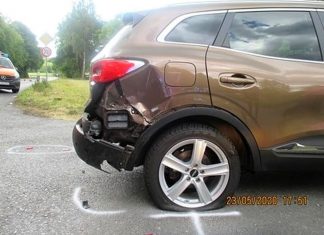 Das Motorrad prallte im Heckbereich gegen das Auto. Foto: Polizei