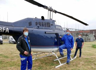 Westnetz-Mitarbeiter Matthias Neumann und Georg Klass bereiten sich zusammen mit dem Piloten Achim Züscher auf den Start mit dem Hubschrauber vor. Foto: Westnetz