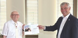 Vadym Fridman (l.), Vorsitzender des Jüdischen Kulturvereins Ratingen, übergab Bürgermeister Klaus Pesch das erste Exemplar des Buches „Schalom Ratingen – Volljährigkeit“. Foto: Stadt Ratingen