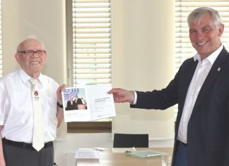 Vadym Fridman (l.), Vorsitzender des Jüdischen Kulturvereins Ratingen, übergab Bürgermeister Klaus Pesch das erste Exemplar des Buches „Schalom Ratingen – Volljährigkeit“. Foto: Stadt Ratingen