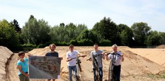 Freuen sich über den Start der Bauarbeiten am Dirt-Bike-Parcours Hösel (von rechts): Bürgermeister Klaus Pesch, die Mitinitiatoren Sebastian Ganns und Theo Cordes, Bauplaner Joscha Forstreuter und Ulrike Willems (Abteilung Stadtgrün). Foto: Stadt Ratingen