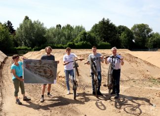 Freuen sich über den Start der Bauarbeiten am Dirt-Bike-Parcours Hösel (von rechts): Bürgermeister Klaus Pesch, die Mitinitiatoren Sebastian Ganns und Theo Cordes, Bauplaner Joscha Forstreuter und Ulrike Willems (Abteilung Stadtgrün). Foto: Stadt Ratingen