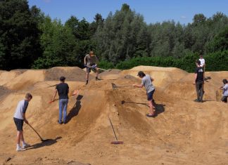 Meterhoch und präzise türmten die Jugendlichen Sand zu Hindernissen auf. Foto: Stadt Ratingen