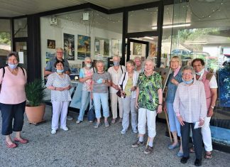Der Frauengesprächskreis der ev. Kirchengemeinde Langenberg vor der "Künstlerkolonie". Foto: privat
