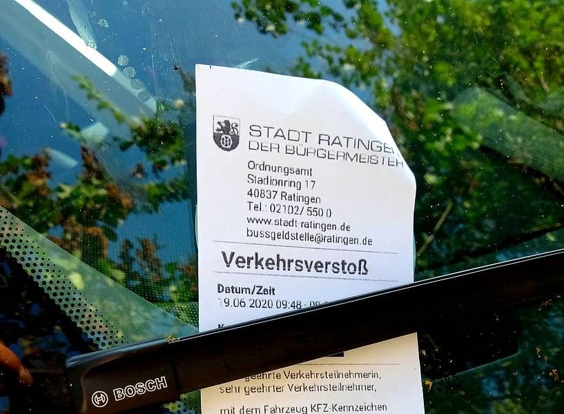 Bußgeldverfahren: Ordnungsamt warnt Falschparker per Scheibenwischer-Zettel  vor