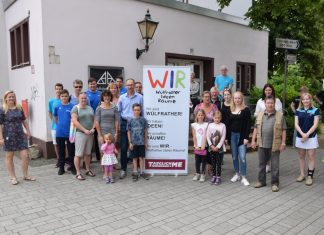 Fotoshooting vor dem "WIR"-Haus: Wülfrather Vereine wollen das ehemalige VHS-Haus in Wülfrath nutzen. Foto: WIR.