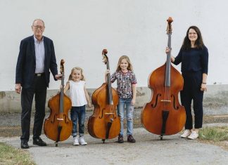 Klaus Zimmerhof (1. Vorsitzender des Fördervereins der M&KS Velbert), zwei SchülerInnen der M&KS (ohne Namensnennung), Rayna Valeva (Dozentin für Musikalische Früherziehung und Kontrabass an der M&KS Velbert). Foto: M&KS Velbert