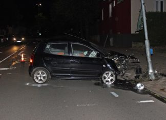 Unfallstelle auf der Jahnstraße: Der Kia wurde im Frontbereich stark beschädigt. Foto: Polizei