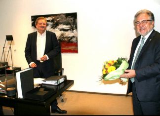 Bürgermeister Thomas Dinkelmann wünscht Bernd Huckels, dem Geschäftsführer des Evangelischen Krankenhauses Mettmann, alles Gute für den neuen Lebensabschnitt. Foto: Kreisstadt Mettmann