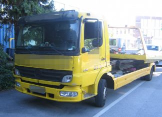 Diesen Abschleppwagen haben Beamte vor dem Gebäude der Kreispolizei gestoppt. Foto: Polizei