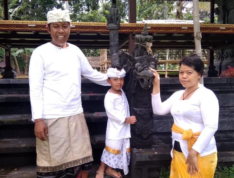 Szene aus dem Film "Inside Bali": Nyoman Ready mit seiner Familie. Foto: Privat