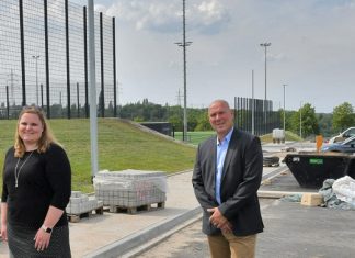 Film ab heißt es ab Donnerstag an dieser Stelle - Linda Frenzel, Leiterin des Kultur- und Veranstaltungsbetriebs Velbert, und Bürgermeister Dirk Lukrafka haben das Event angekündigt. Archivfoto: Mathias Kehren