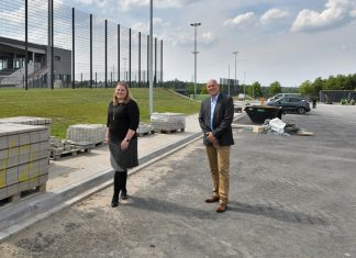 Einige Steine müssen auf dem neuen Platz neben dem Stadion noch gepflastert werden, zum Start des Autokinos am 18. Juni soll aber alles fertig sein. Linda Frenzel, Leiterin der KVBV, und Bürgermeister Dirk Lukrafka freuen sich auf den Start der viertägigen Kinoreihe. Foto: Mathias Kehren