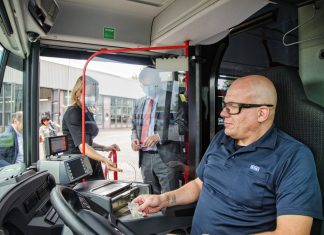 Dank der Sicherheitsscheibe der Fa. Cleff sind Ticketverkauf und kontrollierter Vordereinstieg in gekennzeichneten WSW-Bussen wieder möglich.WSW-Busfahrer Dennis Kayouf (rechts), WSW mobil-Geschäftsführer Ulrich Jaeger (Mitte) und Cleff-Verkaufsleiterin Anna Szal (links) zeigen, wie es geht. Foto: WSW