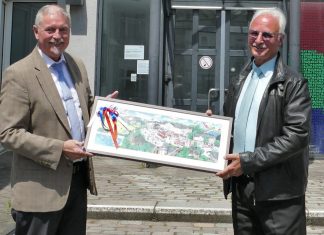 Zum Abschied ein Wimmelbild der Stadt Heiligenhaus: Bürgermeister Michael Beck und Hans-Jürgen Scheidgen. Foto: Stadt Heiligenhaus