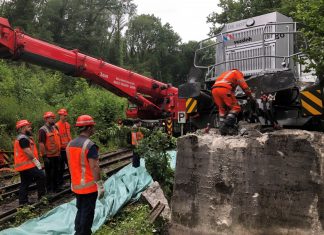 Einsatzkräfte bei der bergung der entgleisten Lok. Foto: Lhoist