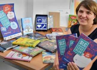 Neue Medien im Wert von 500 Euro hat die Stadtbücherei gerade von ihrem Förderverein bekommen. Auch diese gibt es jetzt beim Sommerleseclub zur Ausleihe. Ivonne Klebsch hat die Aktion vorgestellt. Foto: Mathias Kehren