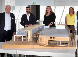 Architekt Christian Kohl, Vinci-Geschäftsführer Bernard Jean, Shamail Arshad, Vorsitzender des Betriebsausschusses KVBV, Dr. Linda Frenzel, Leiterin der KVBV, Stadtbücherei-Leitung Ulrike Motte, Bürgermeister Dirk Lukrafka, und Baudezernent Jörg Ostermann vor dem Modell des künftigen Bürgerforums. Foto: Stadt Velbert