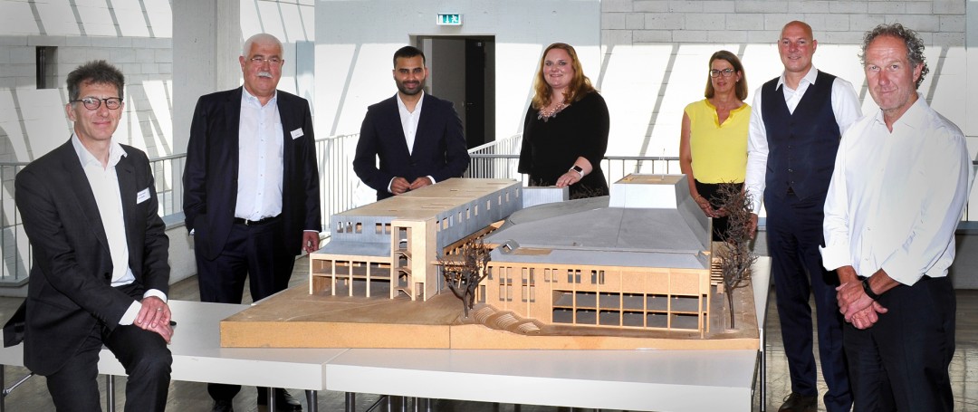 Buergerforum_OEPP_Partner_Vinci_Modell_FotoBlissenbach_Pano Architekt Christian Kohl, Vinci-Geschäftsführer Bernard Jean, Shamail Arshad, Vorsitzender des Betriebsausschusses KVBV, Dr. Linda Frenzel, Leiterin der KVBV, Stadtbücherei-Leitung Ulrike Motte, Bürgermeister Dirk Lukrafka, und Baudezernent Jörg Ostermann vor dem Modell des künftigen Bürgerforums. Foto: Stadt Velbert