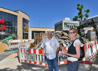 Roger Rohde (TBV) und Silke de Roode (Innenstadtmanagement Stadt Velbert) haben über den Stand der Bauarbeiten auf dem Europaplatz und in der Corbygasse informiert. Foto: Mathias Kehren