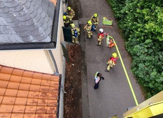 Die Feuerwehr Ratingen rückte an die Teichstraße an, um das Feuer zu löschen. Foto: Polizei