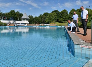 Bei sommerlichen Temperaturen, die schon Lust machten, ins kühle Nass zu springen, haben Badleiter Holger Brembeck, Stadtwerke-Geschäftsführer Michael Scheidtmann und Bürgermeister Michael Beck den Plan für den Badebetrieb unter Corona-Bedingungen vorgestellt. Foto: Mathias Kehren