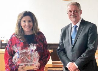 Generalkonsulin Maria Papakostantinou ließ sich von Bürgermeister Michael Beck auch das Rathaus zeigen. Foto: Stadt Heiligenhaus