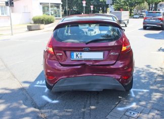Der Ford wurde durch die Wucht des Aufpralls in den Einmündungsbereich geschoben. Foto: Polizei