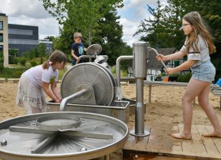 Nicole, Markus und Maria waren voll auf begeistert von den neuen Spielgeräten im Hefelmannpark. Foto: Mathias Kehren