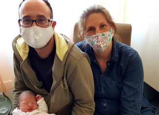 Kurz nach der Geburt der kleinen Laura konnte die junge Familie aus Erkrath das Klinikum wieder verlassen. Foto: Helios-Klinikum Niederberg