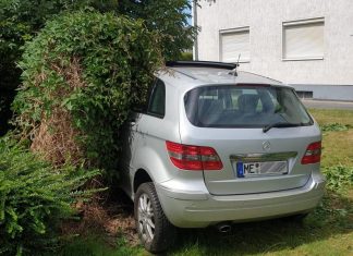 Weil der Wagen zwischen einem Strauch und einem Baumstumpf zum Stehen kam, konnten die Insassen nicht selbstständig aussteigen. Foto: Feuerwehr Ratingen
