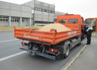 Die Polizei in Langenfeld zog diesen Lastwagen aus dem Verkehr. Foto: Polizei