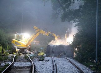 Das Hindernis, ein rund 150 Tonnen schweres Betonteil, musste beseitigt werden. Foto: Kjell Heinze/ THW Ratingen