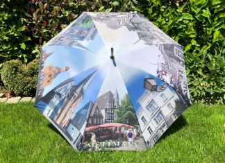 Ingsesamt acht Motiva aus der Kreisstadt zieren den "Stadtschirm", der praktischweise auch vor Regen schützt. Foto: Tafel
