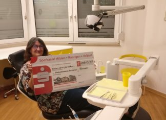 Die Vorstandsvorsitzende der Hospizbewegung, Dagmar Argow, mit dem Scheck über die Spendensumme von rund 128.000 Euro. Foto: Hospizbewegung Ratingen