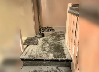 Auf dem Treppenabsatz ist es zu Brandschäden gekommen. Foto: Polizei